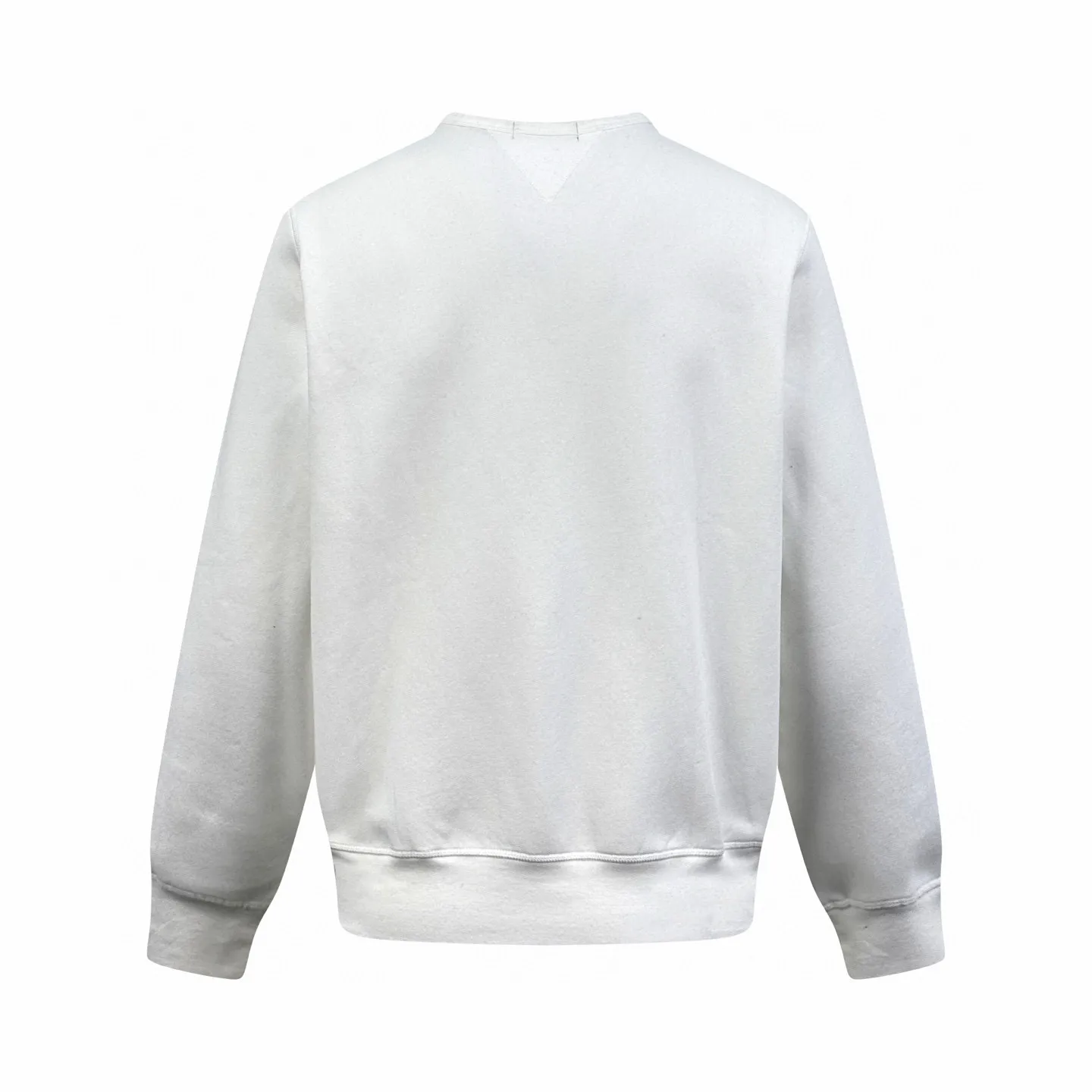 P290 [Exclusive supply] Ralph Lauren pony embroidered round neck sweatshirt (white). The original purchase was RMB 1,690. The fabric is made of customized cloud-like honey cotton fleece sweatshirt material. It feels delicate and comfortable against the skin. It is based on matte gray and comes with a soft light filter. The exquisite indigo pony logo is embellished. It is highly recognizable. It has an atmosphere of freedom and vitality. A symphony of pure and smart colors. It outlines a high-end silhouette with extreme simplicity. Become the smart focus of vision. Show your taste in silence, using imported machine embroidery technology. Use advanced computer control system and precision mechanical components to achieve the iconic pony embroidery operation. High precision. The lines are smooth and delicate, using the Hasuo process. Use specific machines to sew. The Hasuo fastness is high. It adds visual effects. It is time-consuming and labor-intensive. The fabrics have been washed. It has better hand feel and texture. It is not easy to deform, not easy to shrink, not easy to fade, and maintains long-term beauty. Size:S-M-L-XL